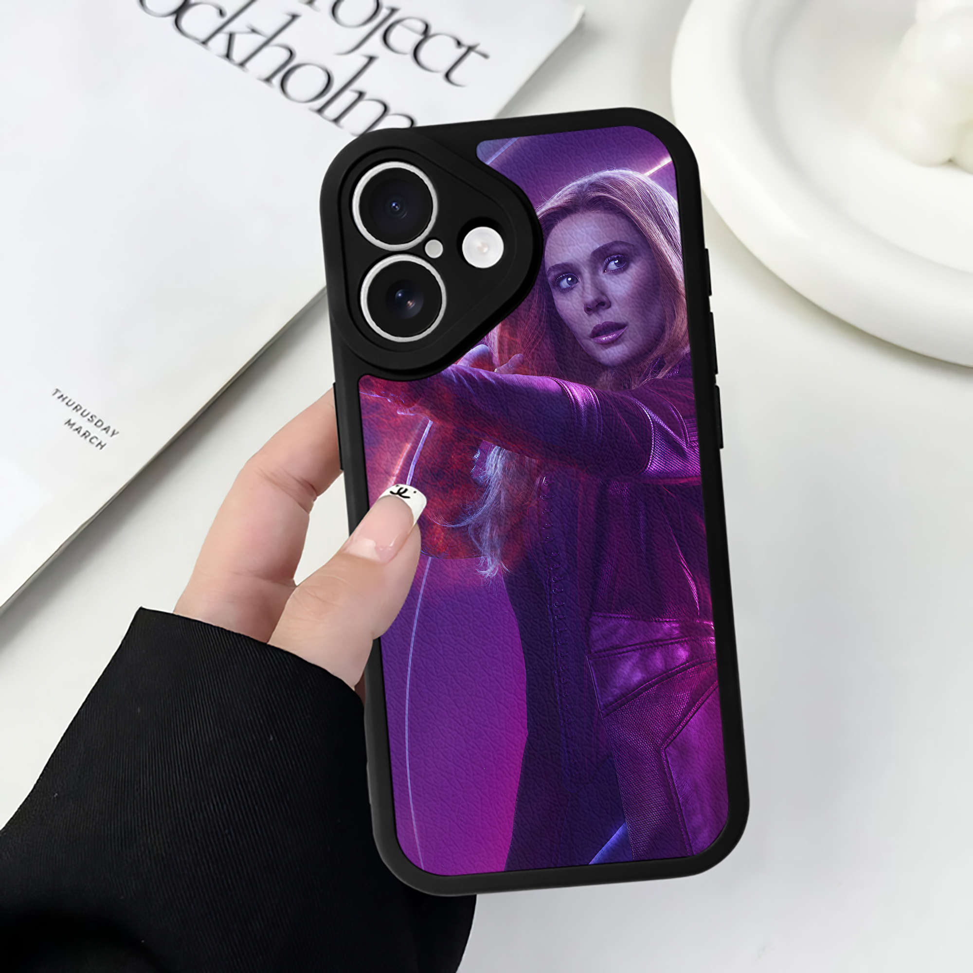 （画像用） アベンジャーズ The Avengers 【iPhone 16シリーズ対応】シリコンスマホケース（レザー調） 材質：シリコン